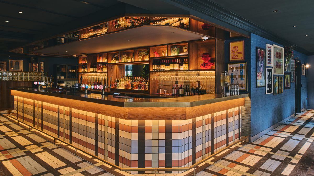 Royal National Hotel, Bar