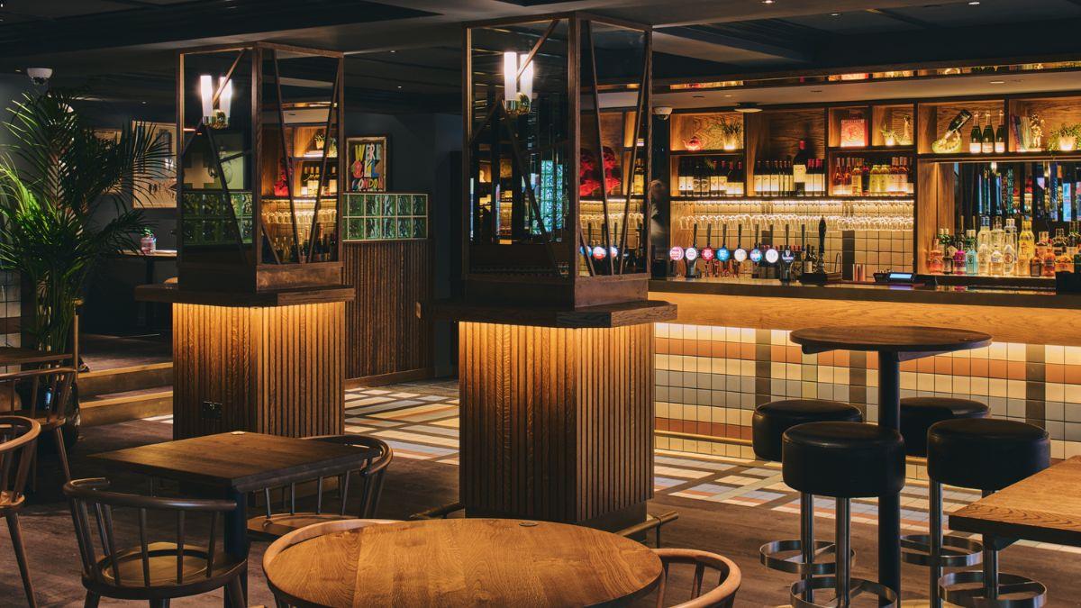 Royal National Hotel, Bar