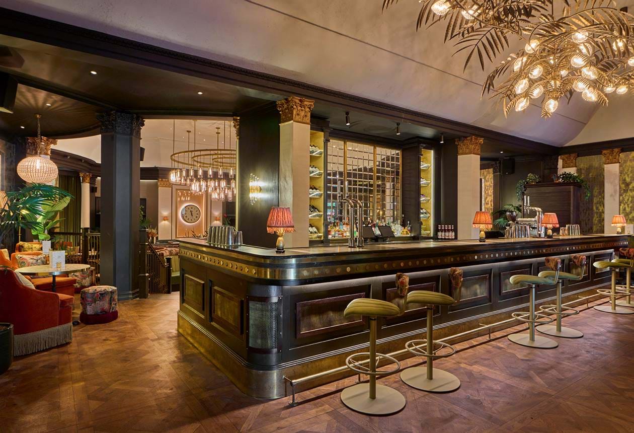 The Queens, Bar