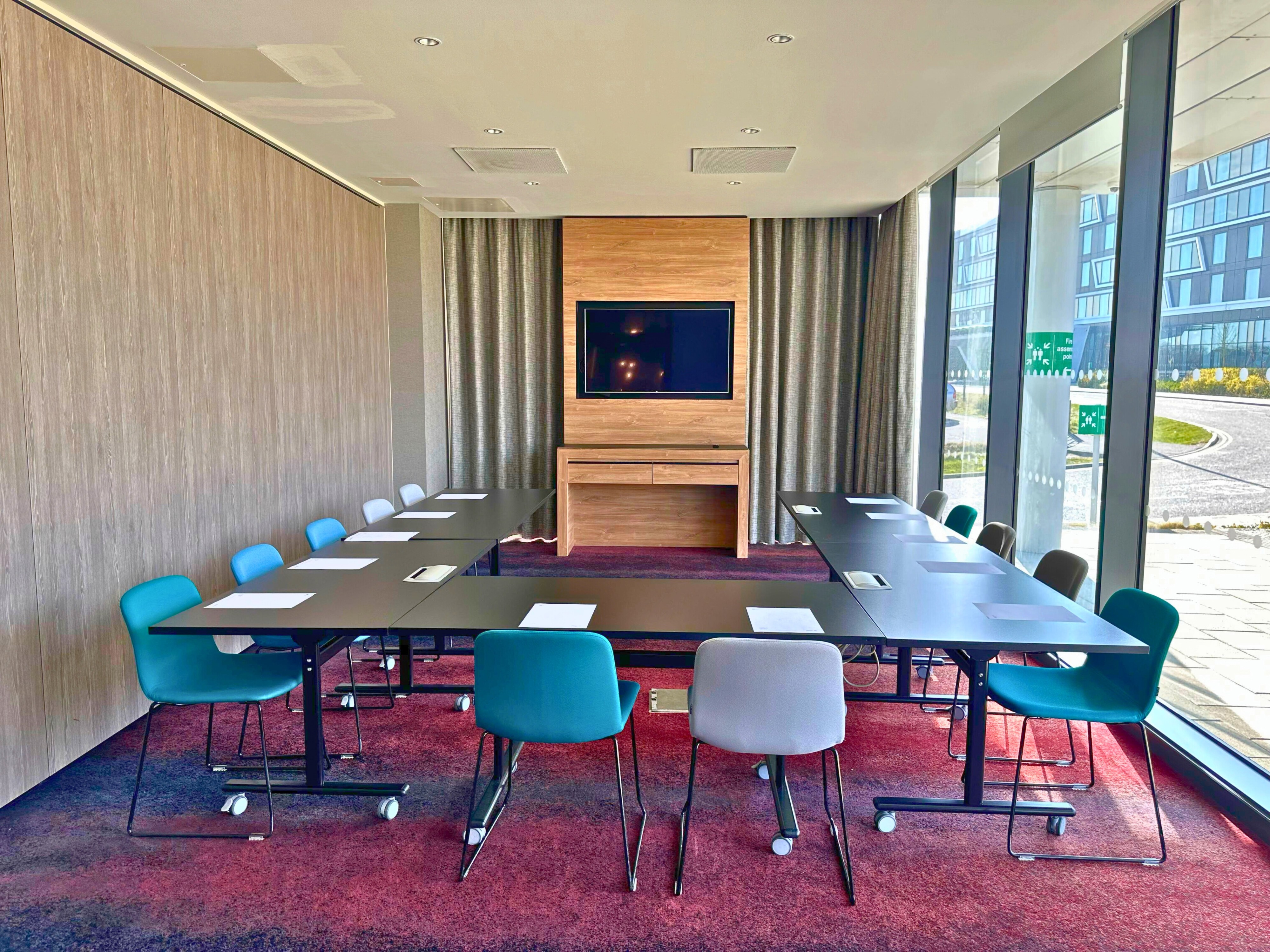 Aloft by Marriott Aberdeen TECA, Tactic 1 (half with large windows)) · Meeting room