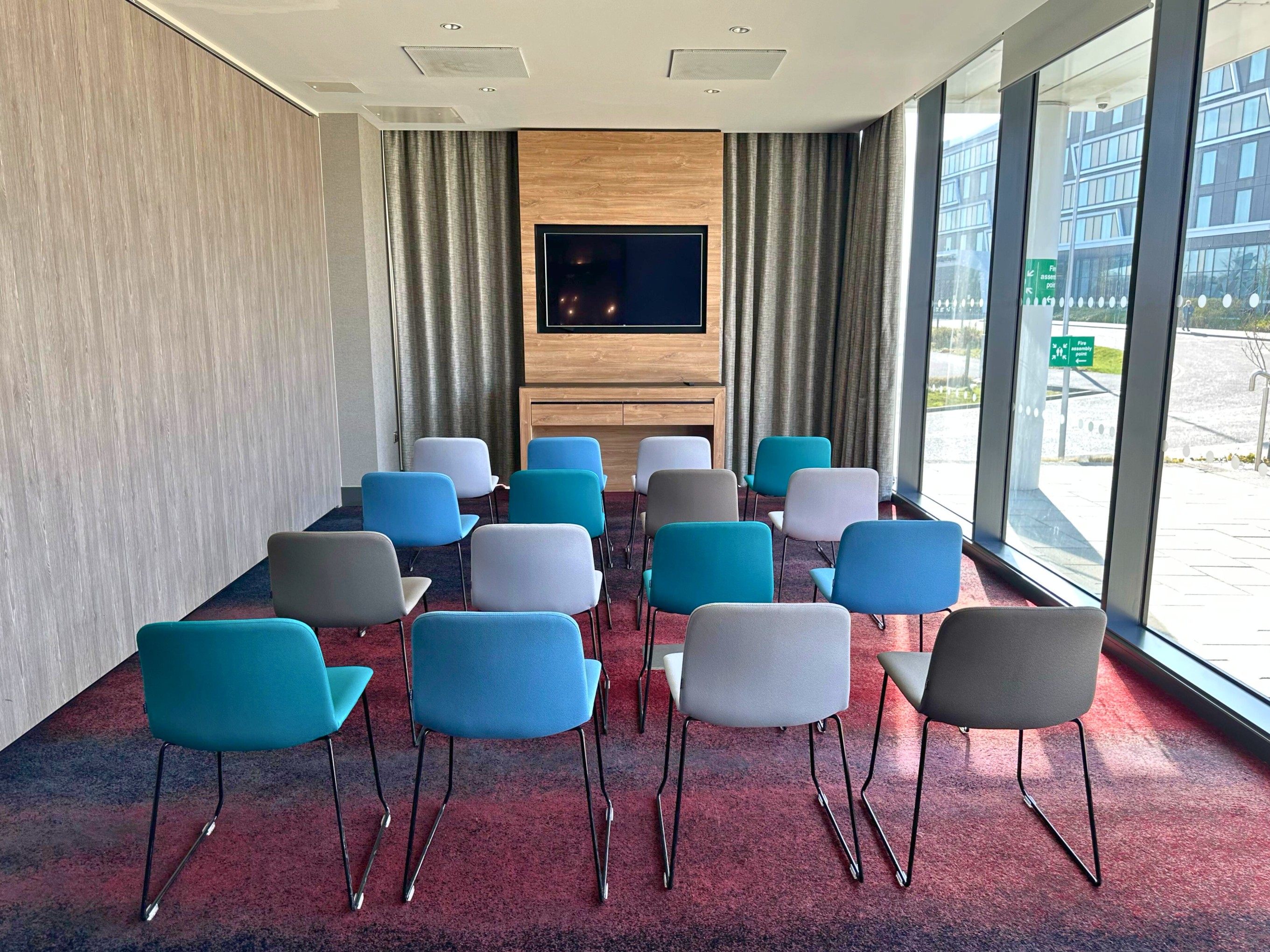 Aloft by Marriott Aberdeen TECA, Tactic 1 (half with large windows)) · Meeting room