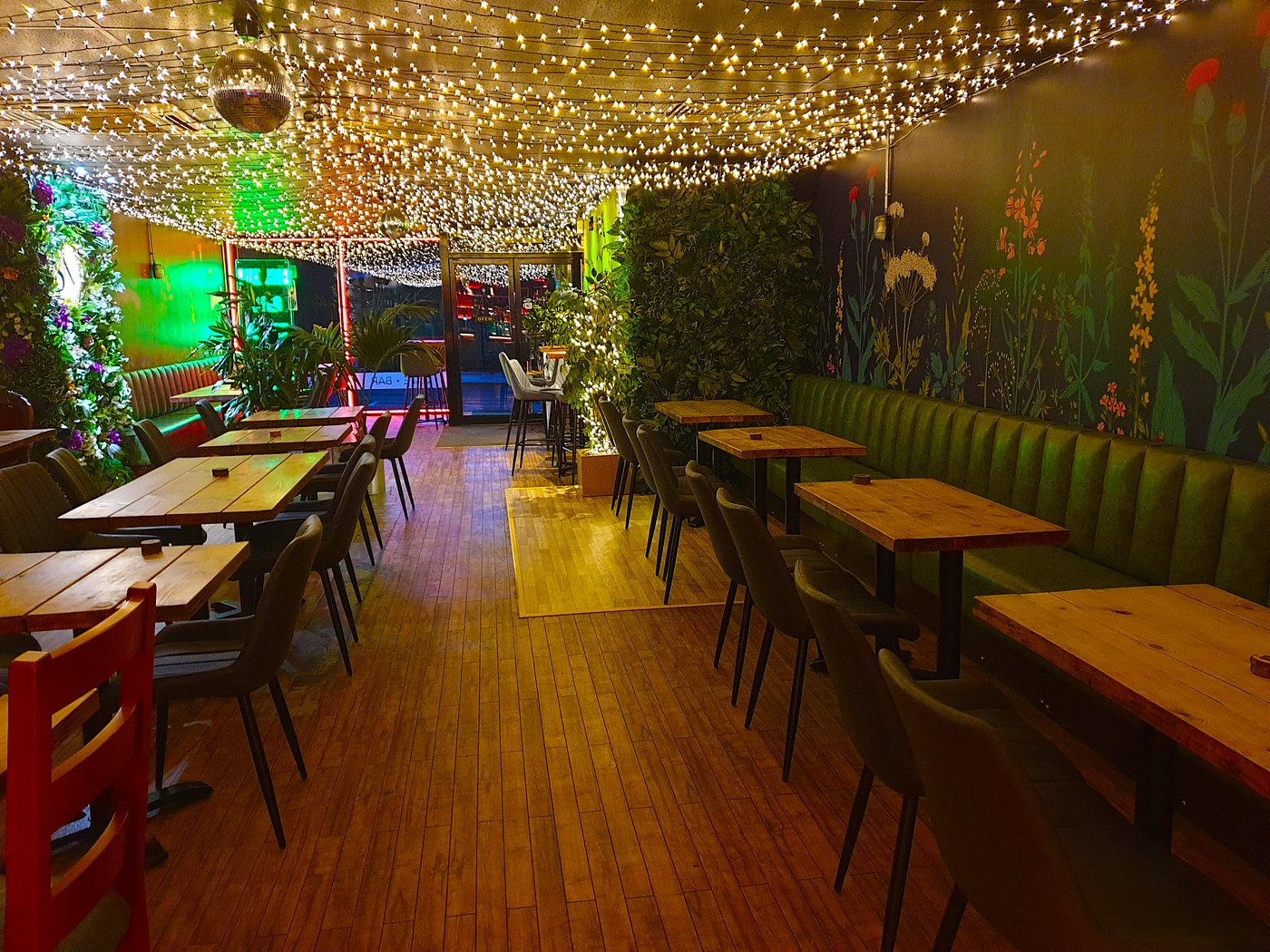 Super Natural Cafe, Dining / restaurant