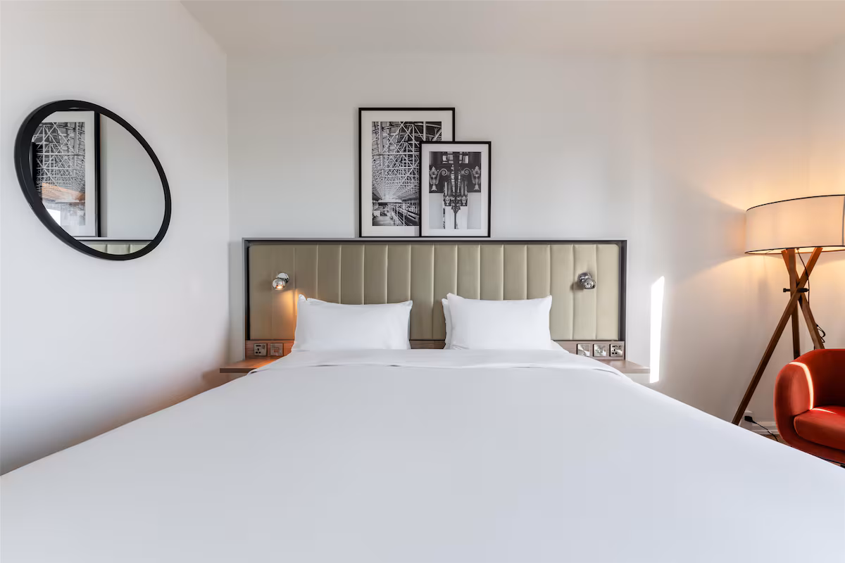 Radisson Hotel Manchester City Centre, A Verified Net Zero Hotel, Bedroom