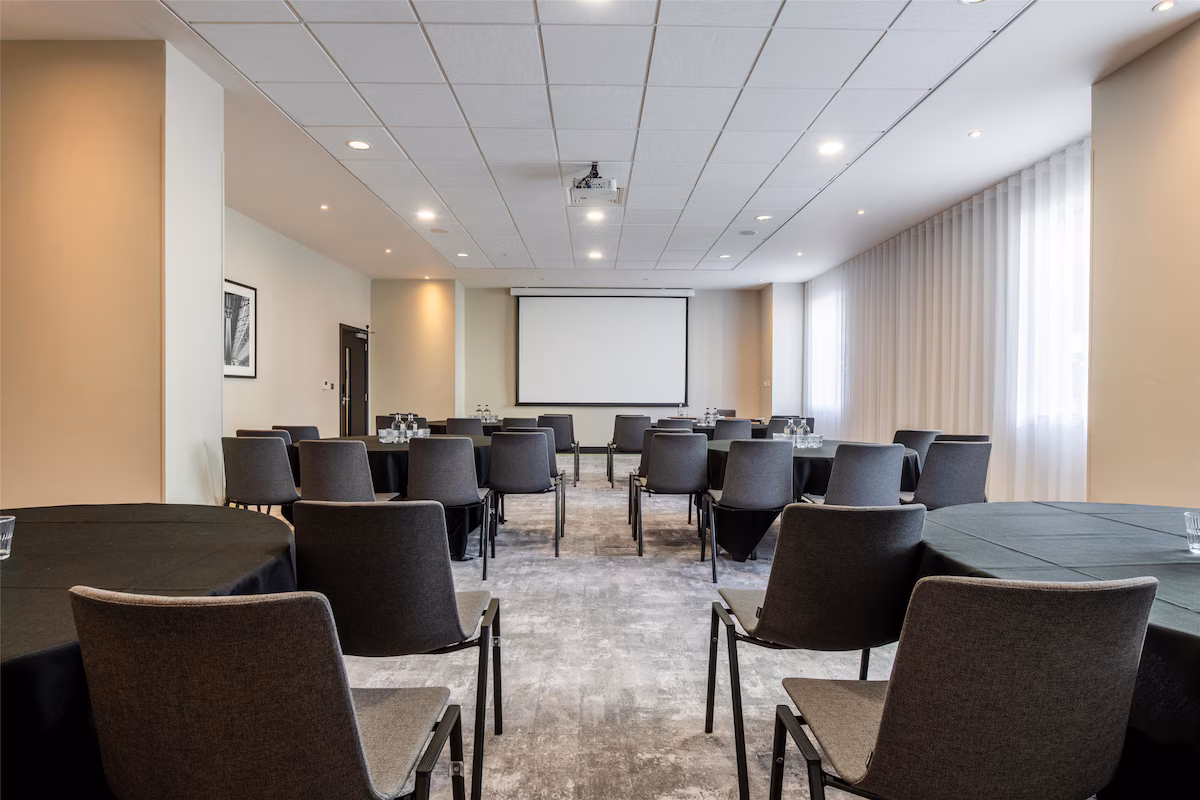 Radisson Hotel Manchester City Centre, A Verified Net Zero Hotel, Meeting room