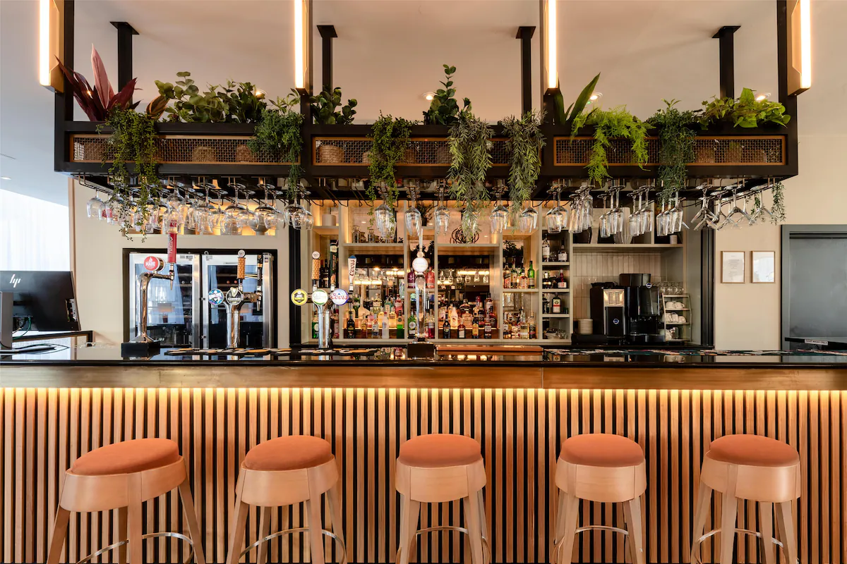 Radisson Hotel Manchester City Centre, A Verified Net Zero Hotel, Bar