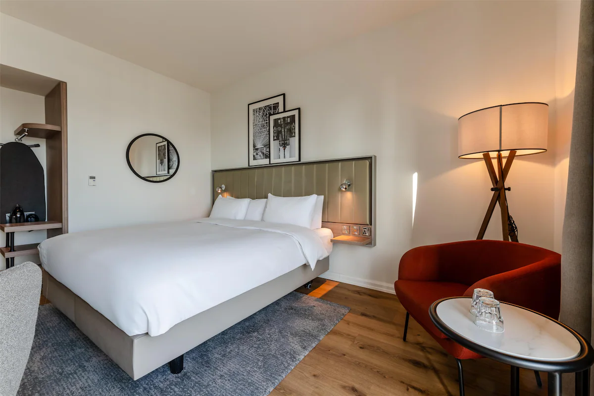 Radisson Hotel Manchester City Centre, A Verified Net Zero Hotel, Bedroom